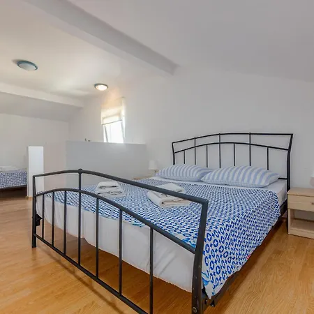 Holiday home 6 Bedroom Gorgeous Home In Pag