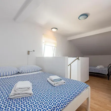 6 Bedroom Gorgeous Home In Pag