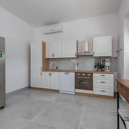 6 Bedroom Gorgeous In Pag Casa de Férias Pag Town