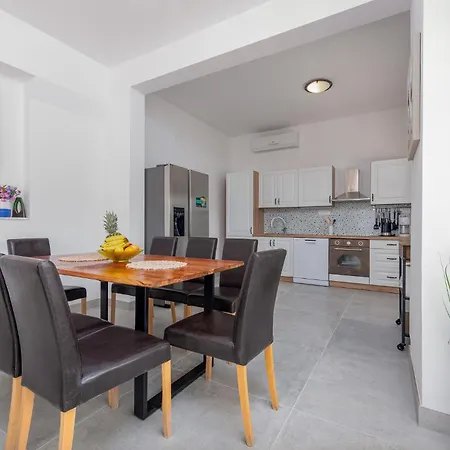 6 Bedroom Gorgeous Home In Pag * Pag Town