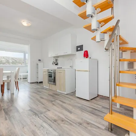6 Bedroom Gorgeous Home In Pag