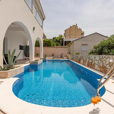 6 Bedroom Gorgeous Home In Pag