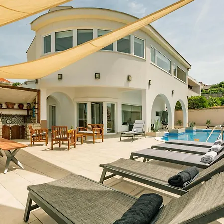 6 Bedroom Gorgeous Home In Pag Pag Town