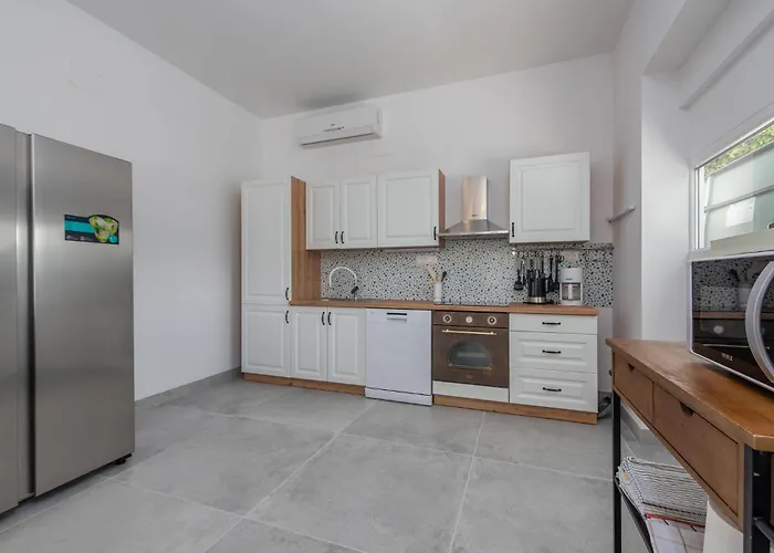 6 Bedroom Gorgeous In Pag Vakantiehuis Pag Town