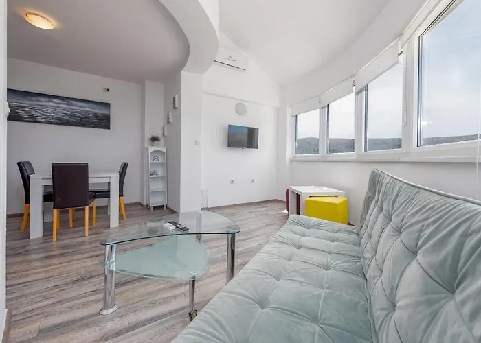 Vakantiehuis 6 Bedroom Gorgeous In Pag