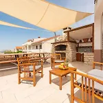 6 Bedroom Gorgeous In Pag Semesterbostad