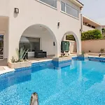 6 Bedroom Gorgeous In Pag Semesterbostad