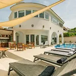 6 Bedroom Gorgeous In Pag Pag Town
