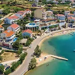 6 Bedroom Gorgeous In Pag Semesterbostad