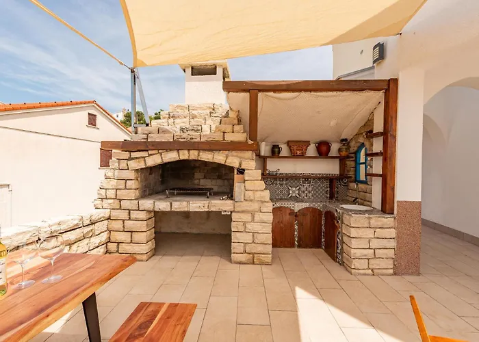 6 Bedroom Gorgeous In Pag Сasa de vacaciones *