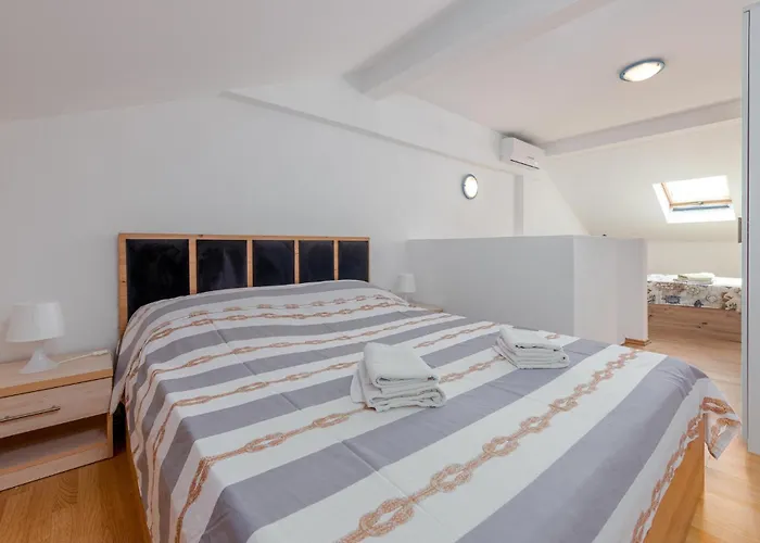 6 Bedroom Gorgeous Home In Pag