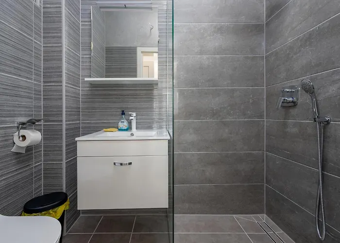 6 Bedroom Gorgeous Home In Pag Pag Town