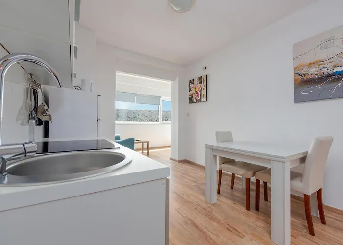 6 Bedroom Gorgeous Home In Pag *