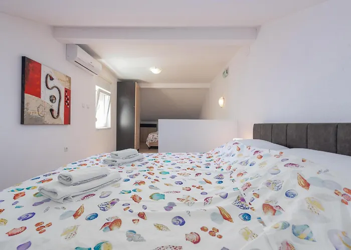 6 Bedroom Gorgeous Home In Pag * Pag Town