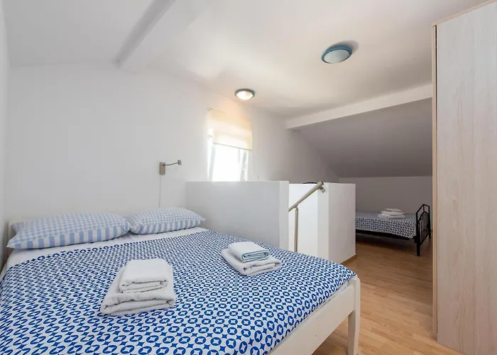 6 Bedroom Gorgeous Home In Pag