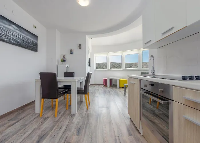 Vikendica 6 Bedroom Gorgeous Home In Pag
