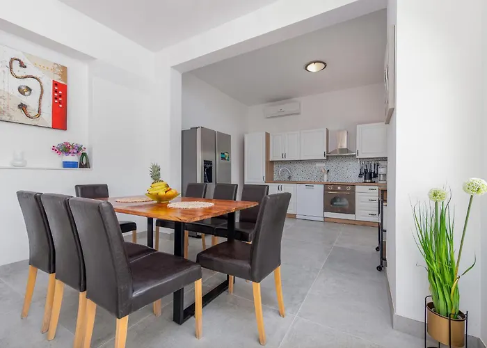 6 Bedroom Gorgeous Home In Pag * Pag Town