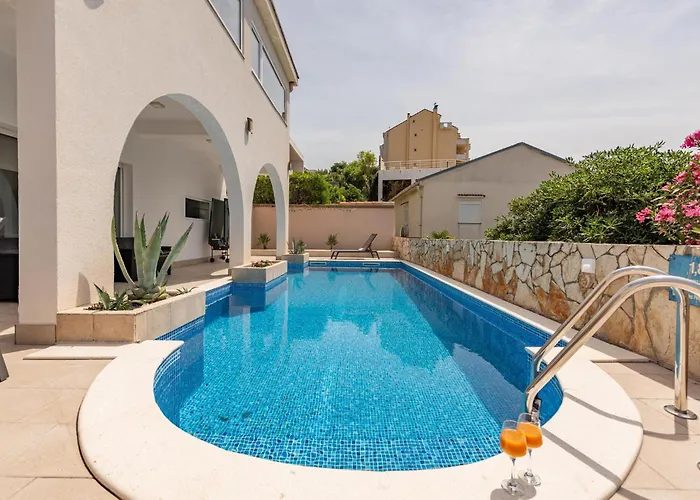 6 Bedroom Gorgeous Home In Pag